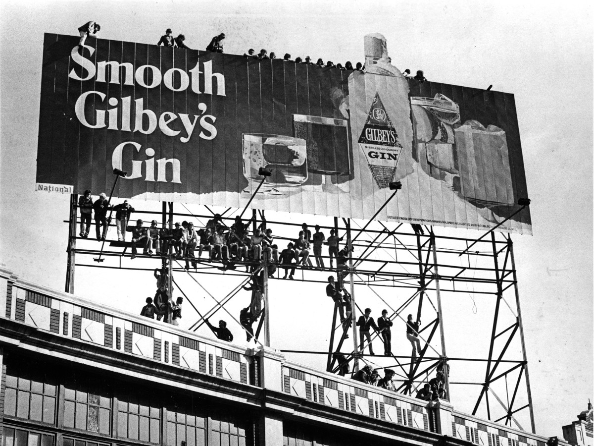 fans-climb-billboard-oct2-game-fenway.jpg